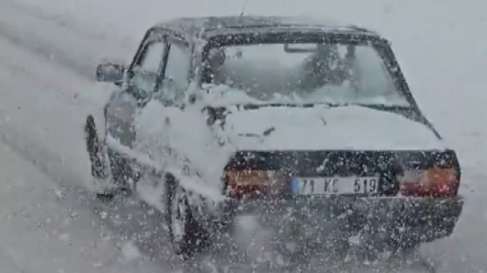 Yoğun kar ve fırtınaya rağmen 1993 model renault toros ile zorlukları aşan sürücünün hikayesi