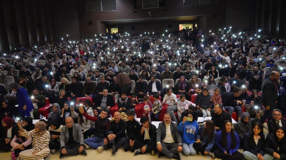 Adıyaman’da nostalji gecesi Protokol koltukları öğrencilere bıraktı