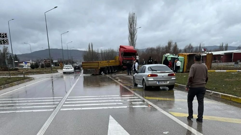 Afyon - Antalya Karayolunda Feci Kaza Tır ve Kamyon Çarpıştı