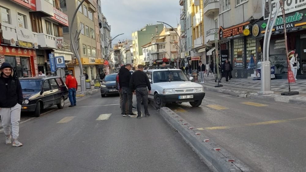 Afyonkarahisar'da direksiyon hakimiyetini kaybeden sürücüye vatandaşlardan destek Askıda kalan araç kurtarıldı