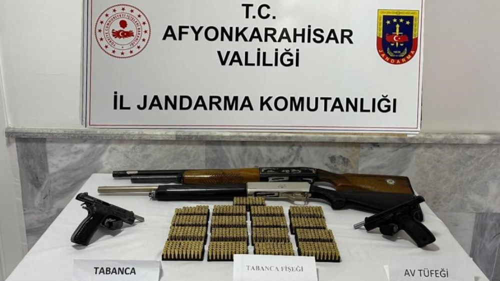 Afyonkarahisar'da jandarma ekiplerinden 3 eve baskın 