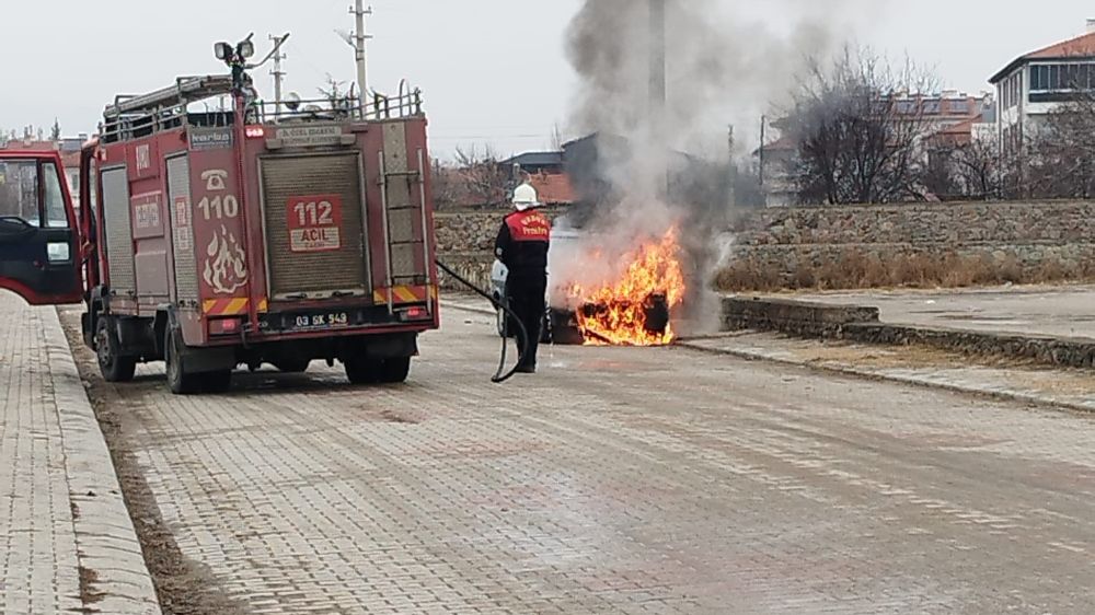 Afyonkarahisar’da park halindeki otomobil alevlere teslim oldu