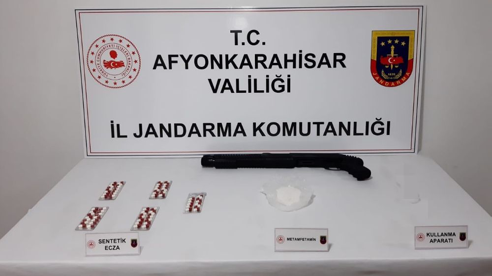 Afyonkarahisar’da uyuşturucu operasyonunda 2 şüpheli yakalandı, çok sayıda uyuşturucu ve silah ele geçirildi