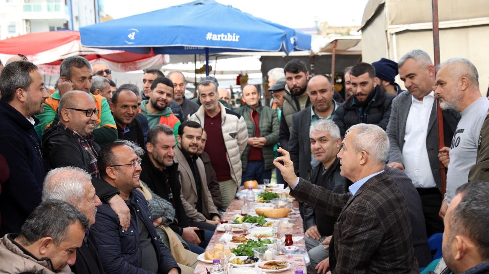 Alanya Belediye Başkanı Özçelik, semt pazarında esnafla buluştu