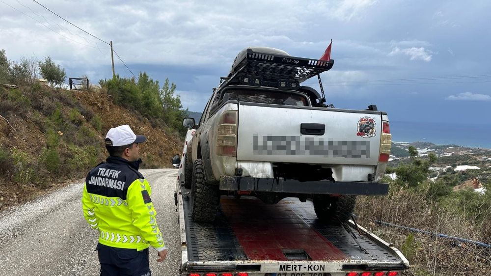 Alanya'da yasaklı çakarlı araca 96 bin TL ceza kesildi