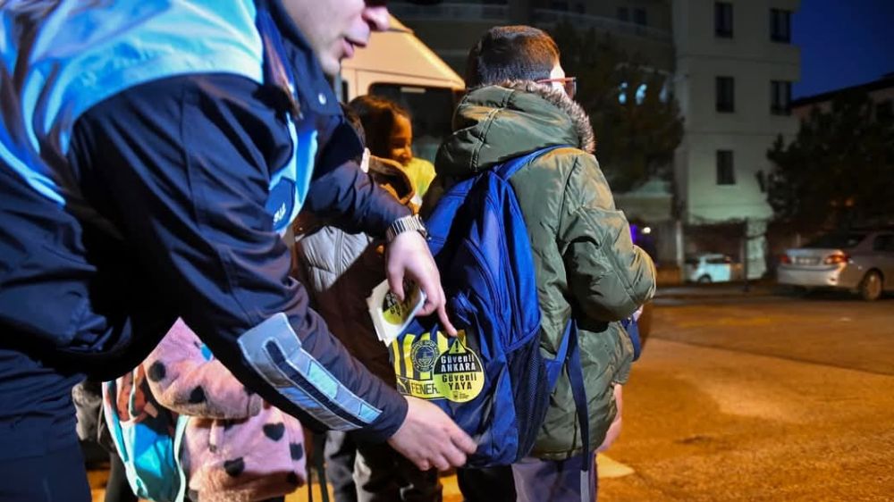 Amaç Öğrencilerin güvenliği Ankara'da Öğrencilere Reflektörlü Çıkartma ve Kol Bandı Dağıtımı Devam Ediyor