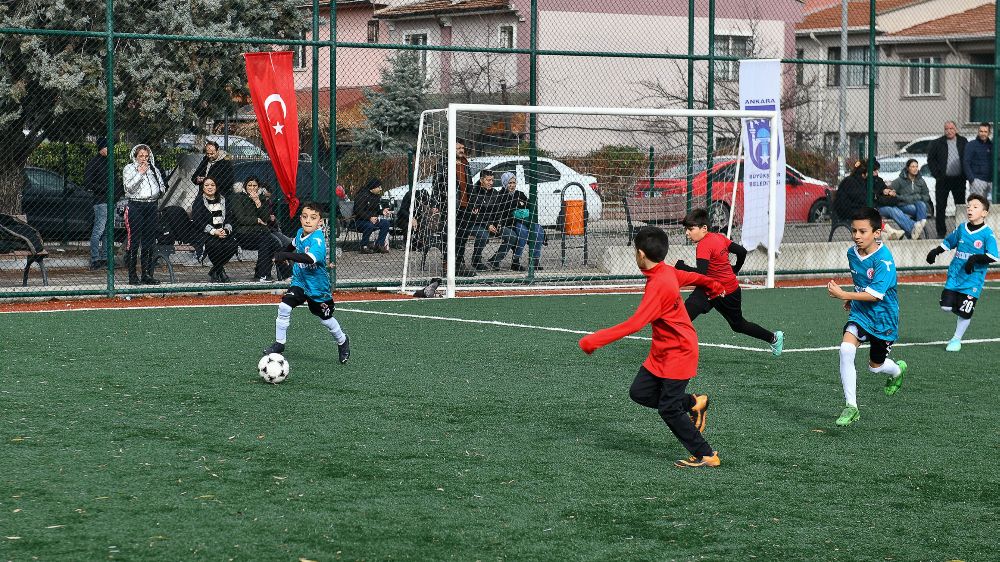 Ankara Büyükşehir Belediyesi, 33 halı saha ile amatör futbola destek veriyor