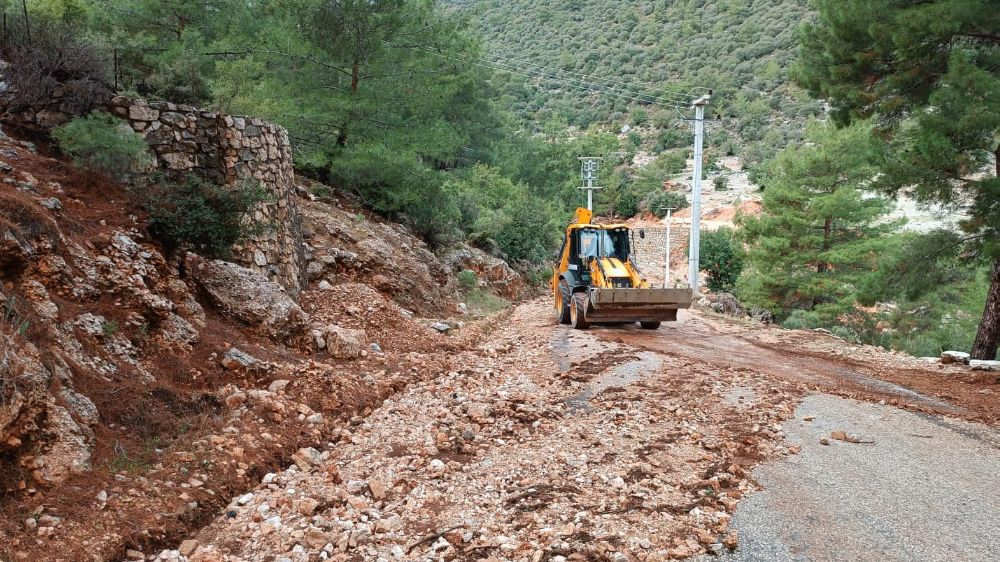 Antalya Büyükşehir Belediyesi,   Finike’de  Bozulan Yolları Güvenli Hale Getirdi