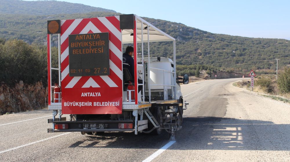 Antalya Büyükşehir Belediyesi, Kırsal Yollarda Bakım ve Onarım Çalışmalarını Sürdürüyor