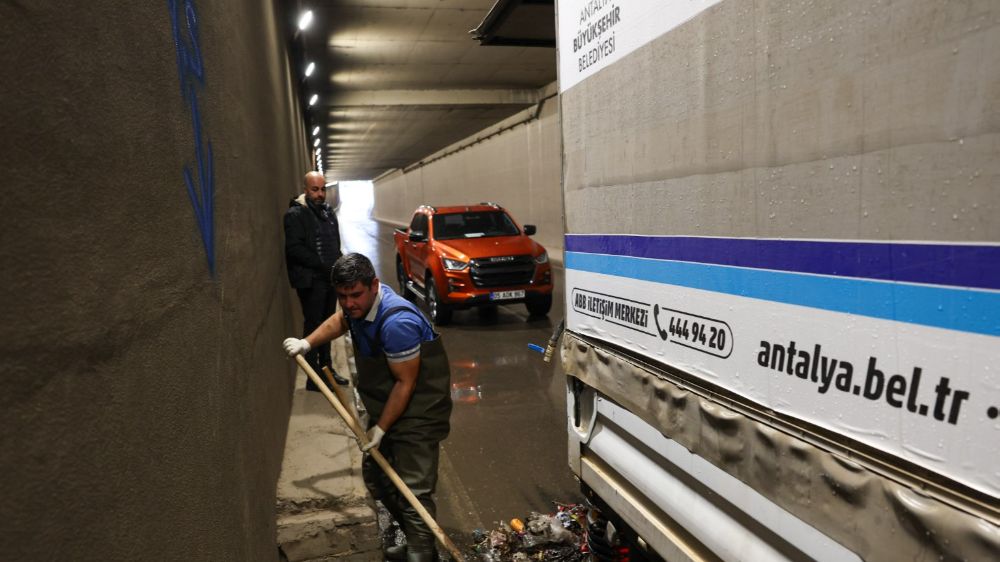 Antalya Büyükşehir Belediyesi kuvvetli yağış uyarısı üzerine teyakkuzda 545 Personel ve 336 araç hazır