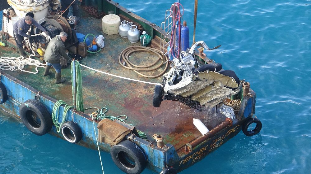 Antalya'da falezlerden denize düşen araçta engin Ş.'ye ait kıyafet bulundu