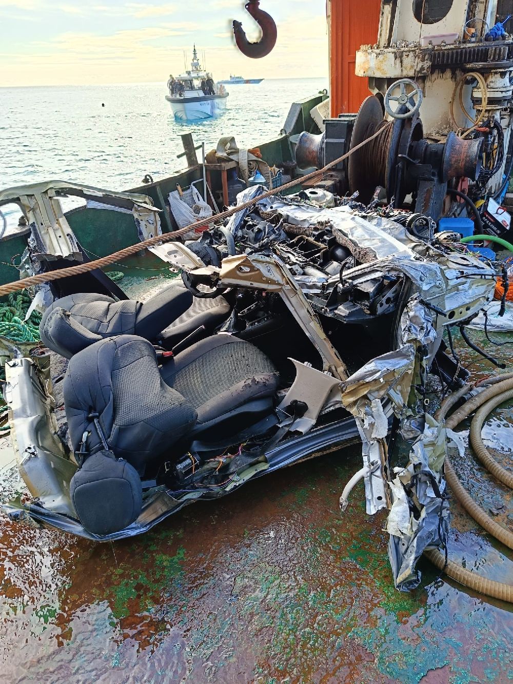 Antalya'da falezlerden denize düşen araçta engin Ş.'ye ait kıyafet bulundu