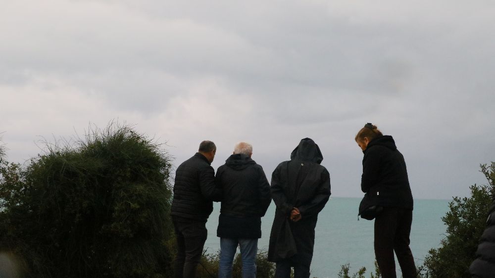 Antalya’da falezlere düşen araç için yoğun arama çalışmaları devam ediyor