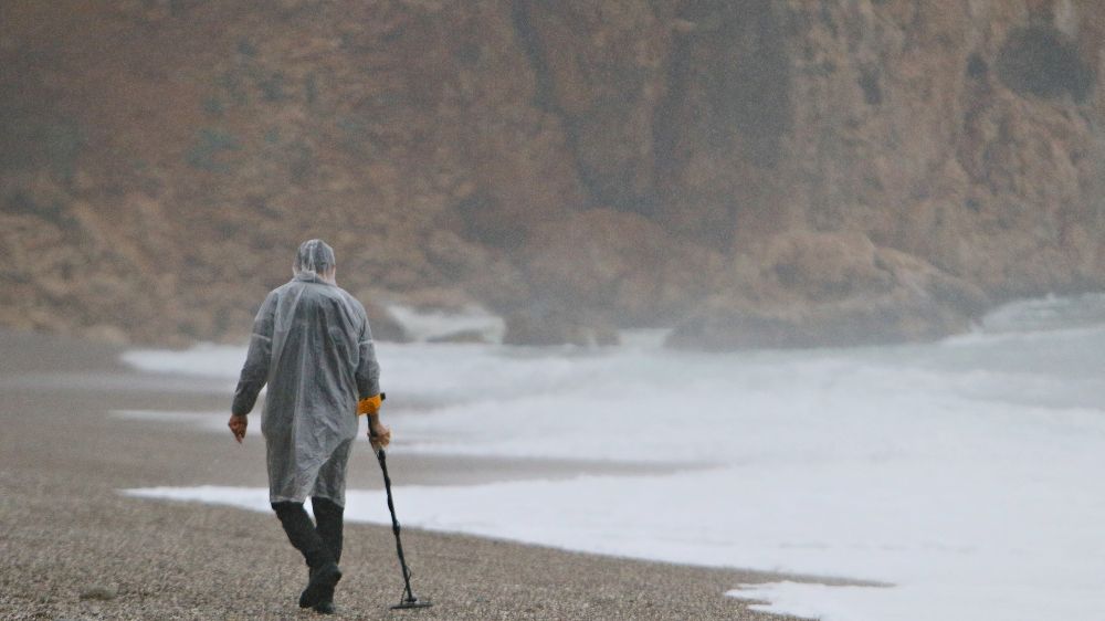 Antalya'da fırtınaya rağmen define avcıları sahilde eşya aradı