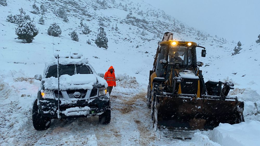 Antalya'da kar ve heyelan mesaisi Zorlu koşullarda kurtarma ve yol açma çalışmaları