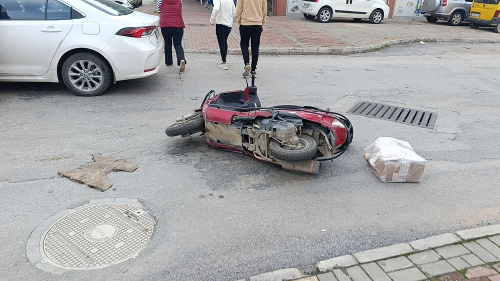 Antalya'da kaza motosiklet 2 araçla birden çarpıştı Sürücü yaralandı