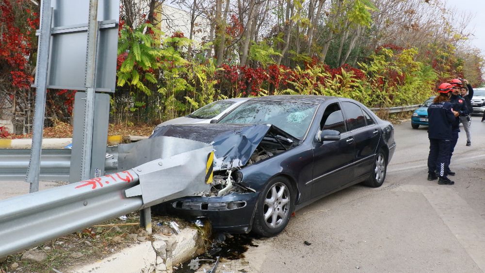 Antalya'da korkutan kaza Araç bariyerlere saplandı, sürücü kurtarıldı