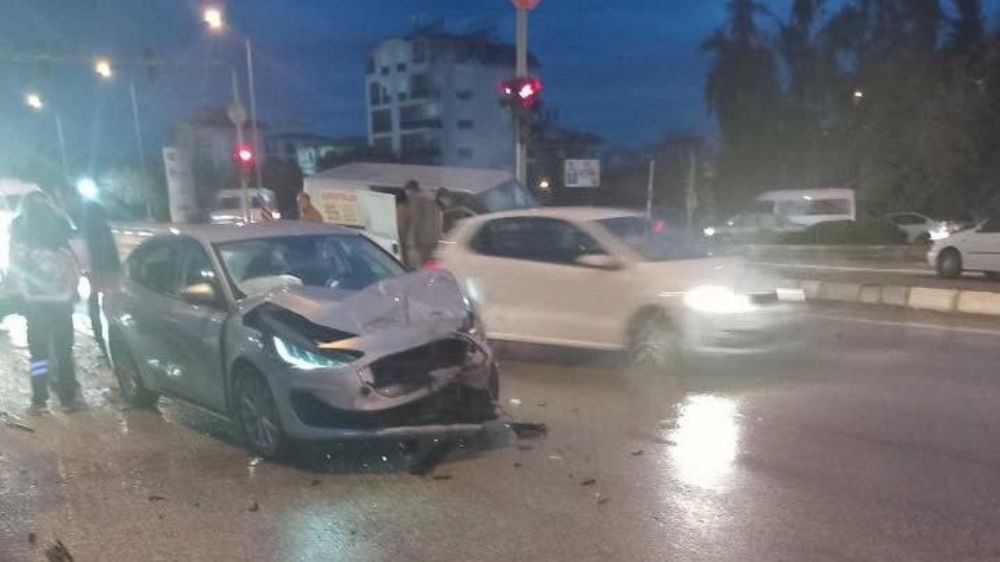 Antalya'da minibüs ve araç çarpıştı, 4 kişi yaralandı