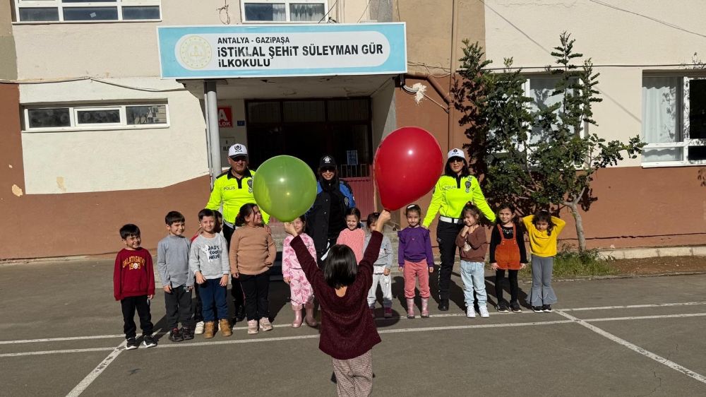 Antalya'da polis ekiplerinden miniklere trafik eğitimi 