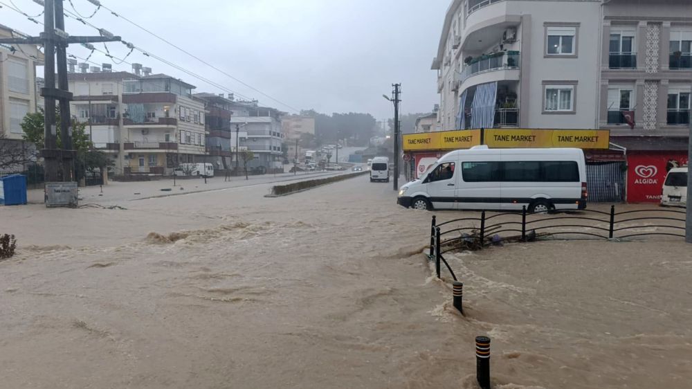 Antalya'da sağanak ve fırtına hayatı olumsuz etkiledi Yollar göle döndü