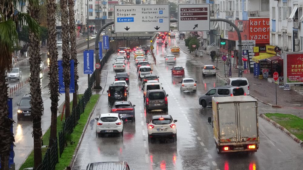 Antalya'da şiddetli yağış ve fırtına uyarısı Trafikte aksamalar yaşanıyor