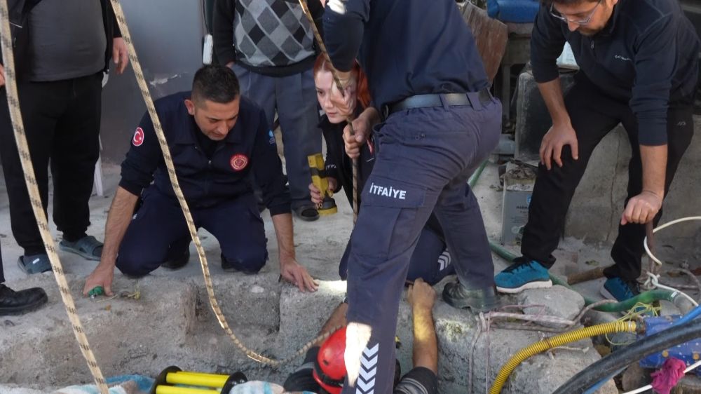 Antalya'da su kuyusunda mahsur kalan adam itfaiye tarafından kurtarıldı