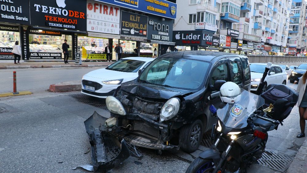 Antalya'da zincirleme trafik kazası 1 Yaralı, trafik kilitlendi