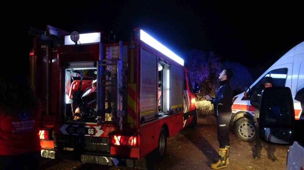 Antalya Falezlerden denize düşen aracın plakası  ve tamponu bulundu arama devam ediyor 