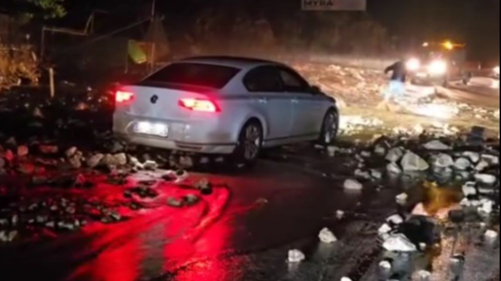 Antalya'nın batısında şiddetli yağışlar sel ve su baskınlarına neden oldu