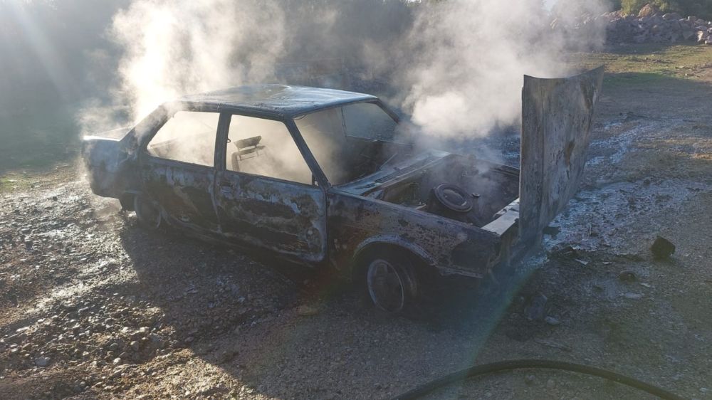 Ayvacık’ta seyir halindeki araç yandı.