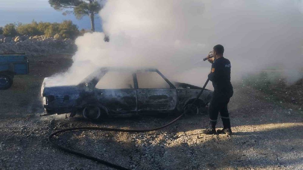 Ayvacık’ta seyir halindeki araç yandı.