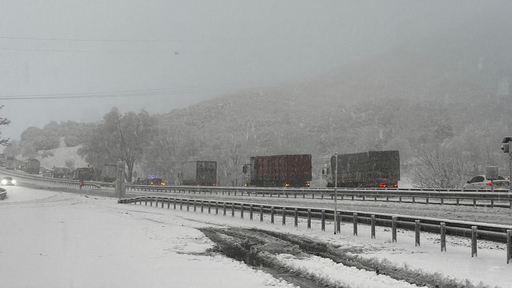 Burdur il merkez ve ilçelerinde mevsimin ilk karı etkili oluyor 