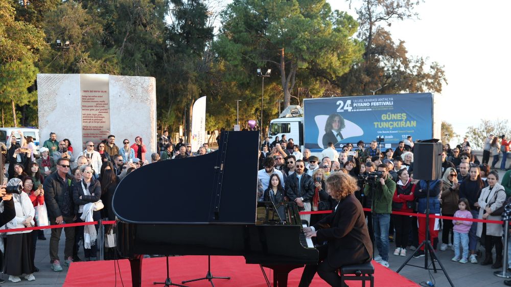 Doğa ve sanatın büyüleyici uyumu Güneş Tunçkıran Antalya'da mest etti