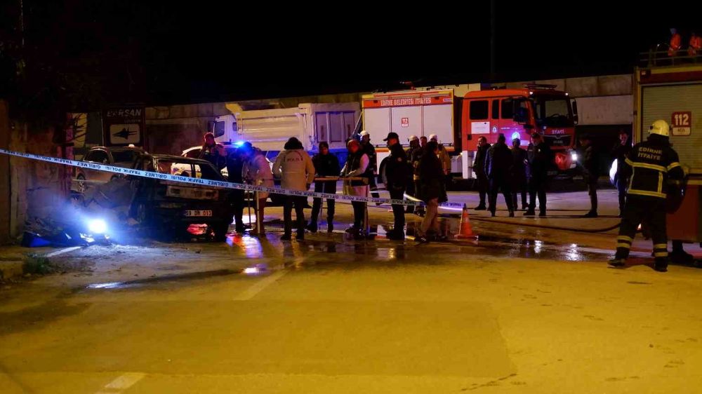 Edirne’de korkunç Kaza  alev alan otomobildeki 4 kişi yanarak öldü