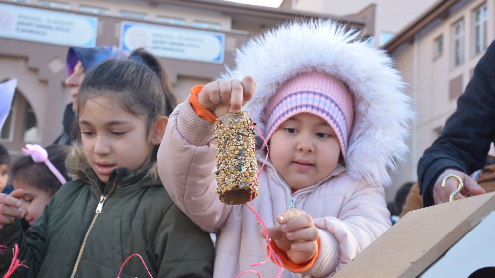 Elmadağ'da öğrencilerden kuşlara umut! 100 kuş evi ve 400 yemlik projesi