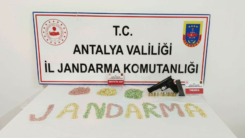 Gazipaşa’da yol kontrolünde bin 600 Ecstasy hap ve tabanca ele geçirildi