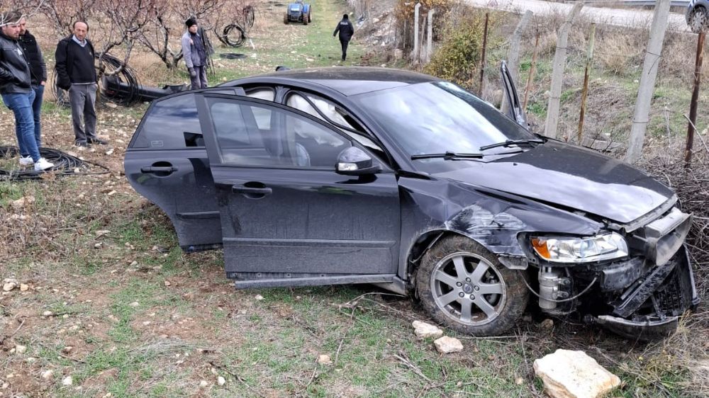 Isparta'da ehliyetsiz sürücünün kontrolsüz yolculuğu bahçede son buldu