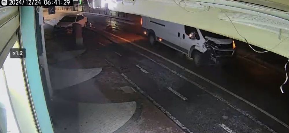 Isparta'da kontrolden çıkan araç park halindeki otomobile çarptı