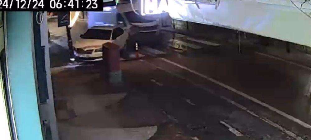 Isparta'da kontrolden çıkan araç park halindeki otomobile çarptı