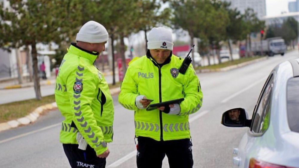 Isparta'da trafik denetimlerinde 1.708 araç kontrol edildi