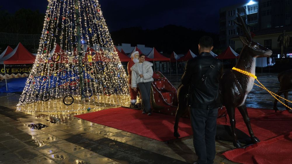 Kemer’de yılbaşı hazırlıkları tamamlandı Yeni yıl pazarı ve etkinlikler başlıyor