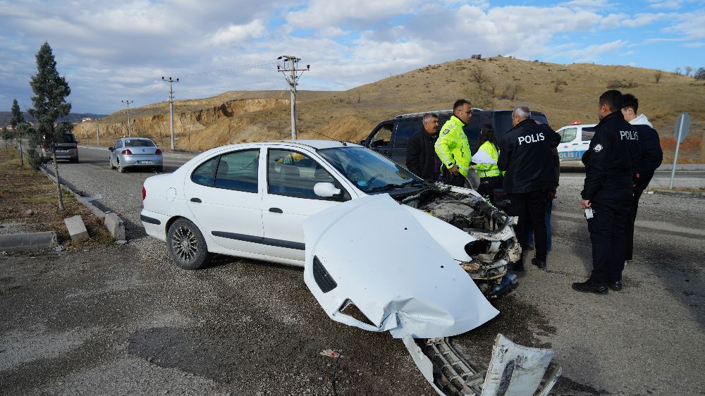 Kırıkkale'de trafik kazası 3 yaralı 2 otomobil kafa kafaya çarpıştı