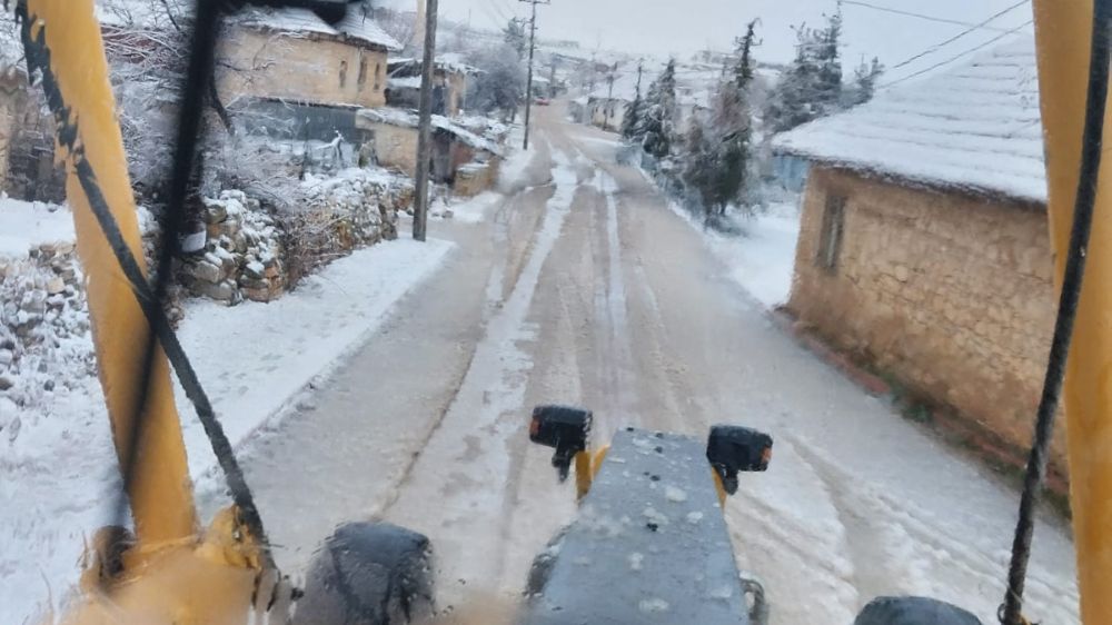 Korkuteli Belediyesi'nden Karla Mücadele Seferberliği: Ekipler Yolları Ulaşıma Açıyor