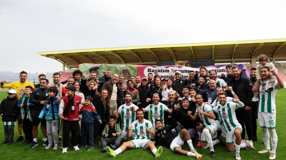 Manavgat Belediyespor, Mezitli 33 Spor'u 4-0 yenerek liderlik koltuğuna oturdu