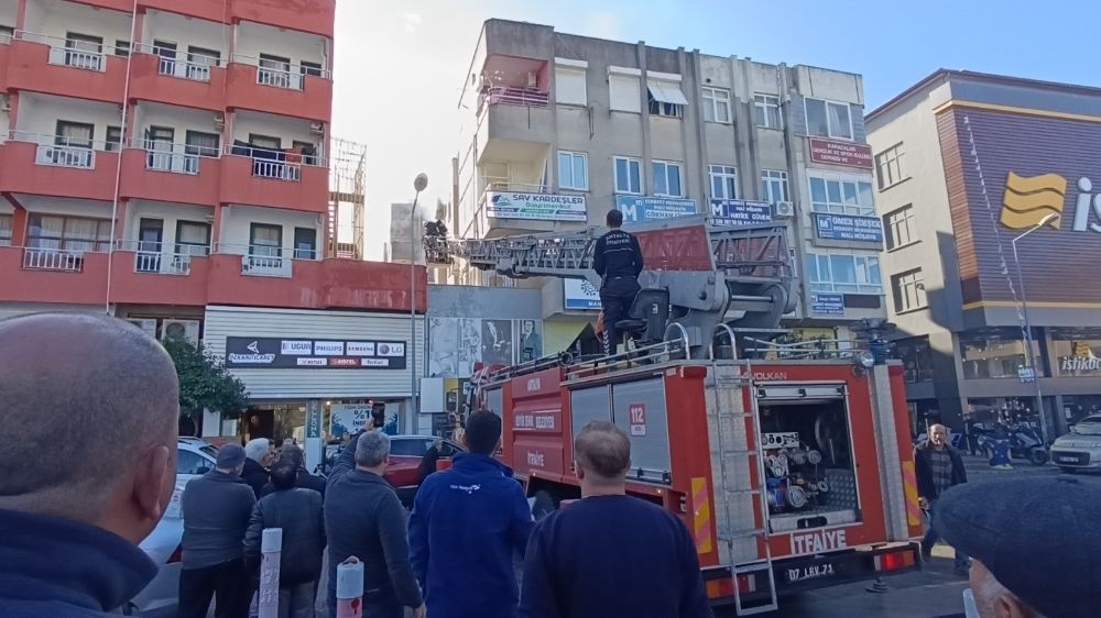 Manavgat’ta 4. katta yangın İtfaiye balkondan müdahale etti