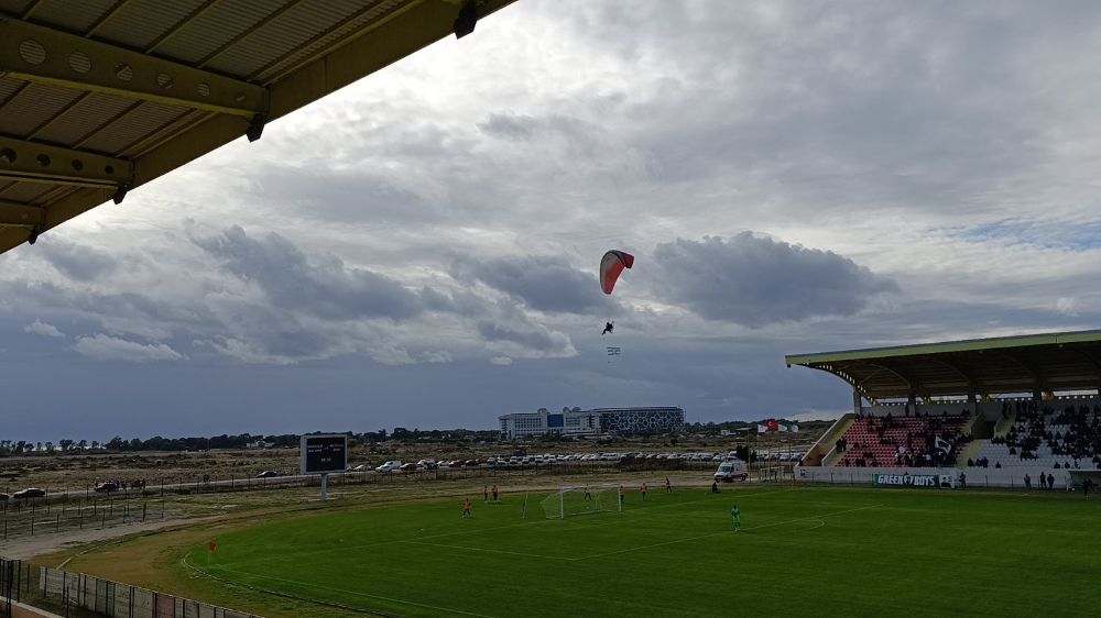 Manavgat'ta amatör lig maçında paramotor gösterisi dikkat çekti