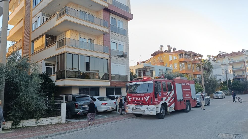 Manavgat'ta apartman balkonu alev aldı Komşuların müdahalesi facianın önüne geçti