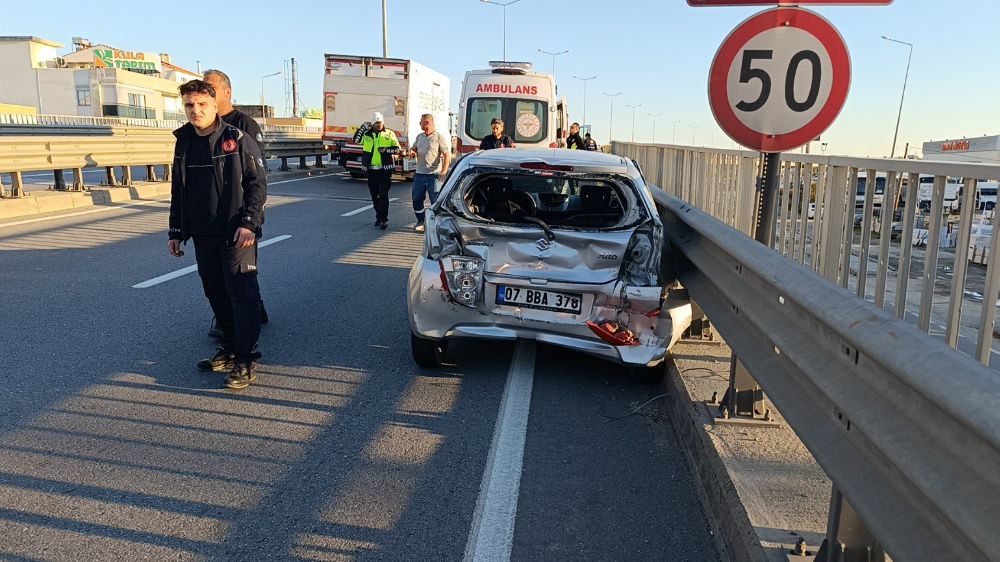 Manavgat’ta beton mikseri otomobile çarptı 2 Kişi kurtarıldı