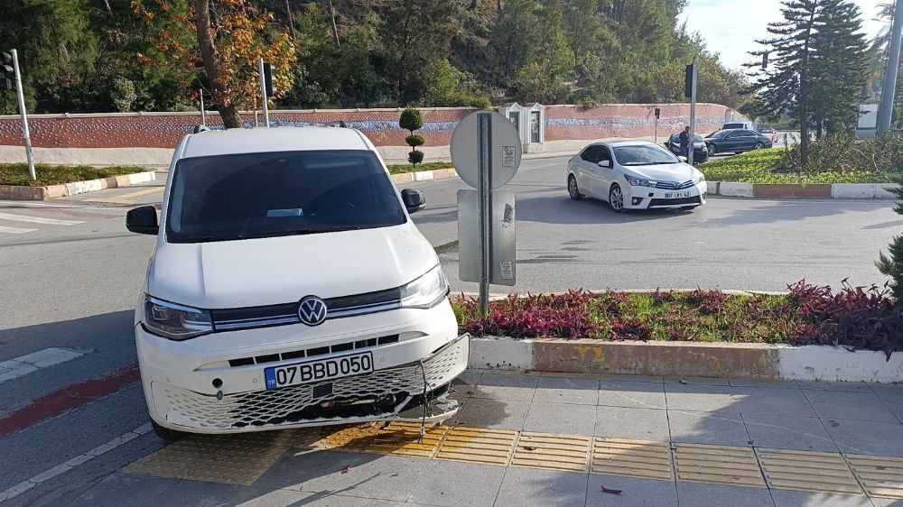 Manavgat'ta kırmızı ışık ihlali Maddi hasarlı trafik kazası