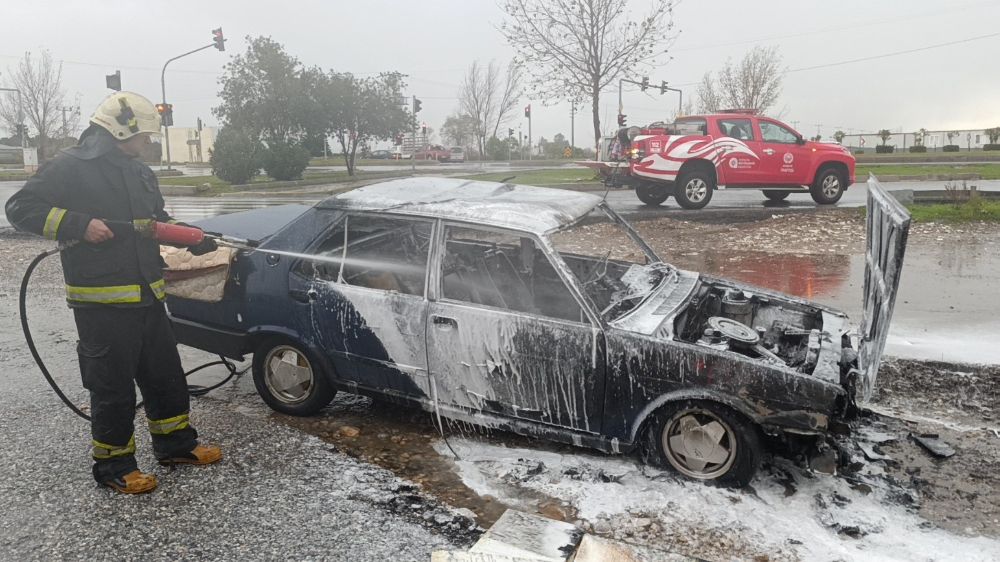 Manavgat'ta park halindeki Tofaş Şahin yanarak kül oldu